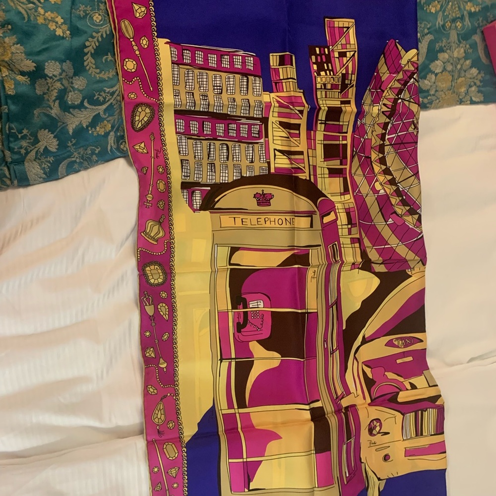 Absolutely beautiful, authentic brand new 100%silk Emilio Pucci large scarf - Picture 7 of 8